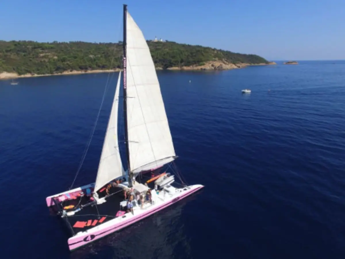 Journée en Catamaran vers le Cap Taillat depuis Cavalaire