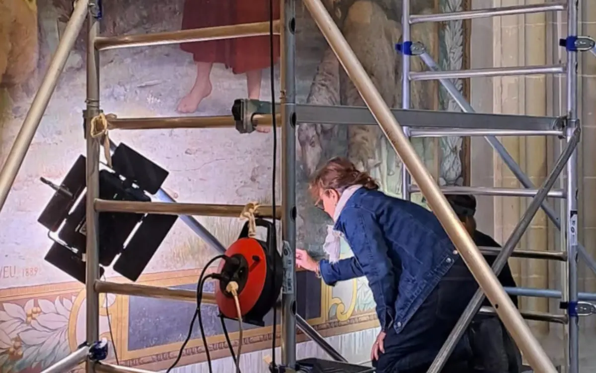 Restauratrice de peinture au Panthéon