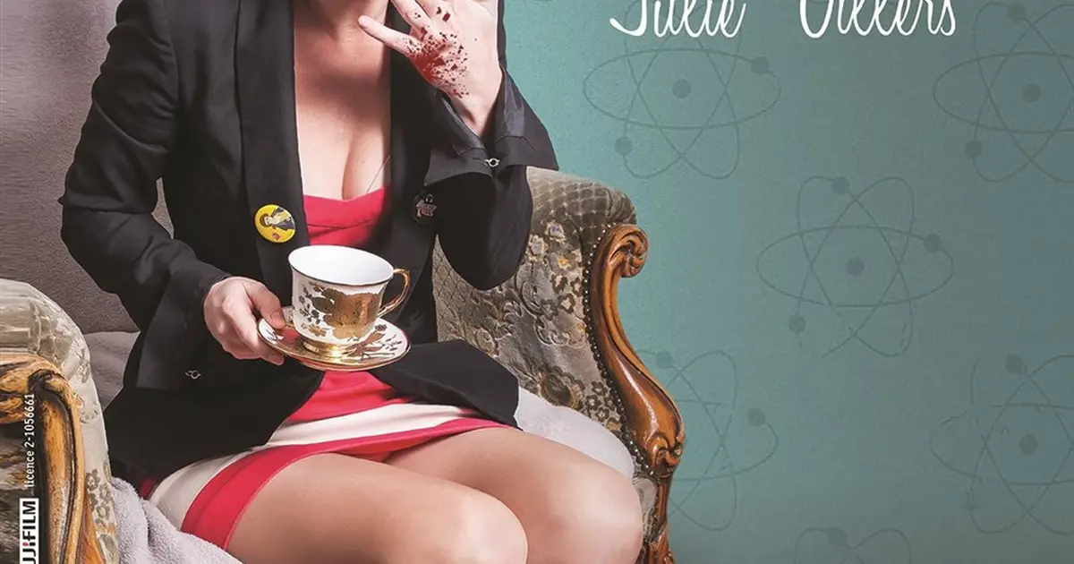 Julie Villers dans Je buterais bien ma mère un dimanche