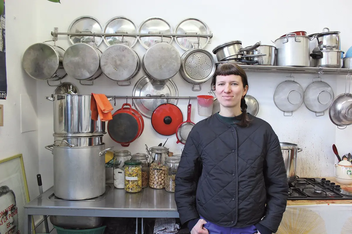 L'artiste Juliette Vergne dans son atelier à Motoco