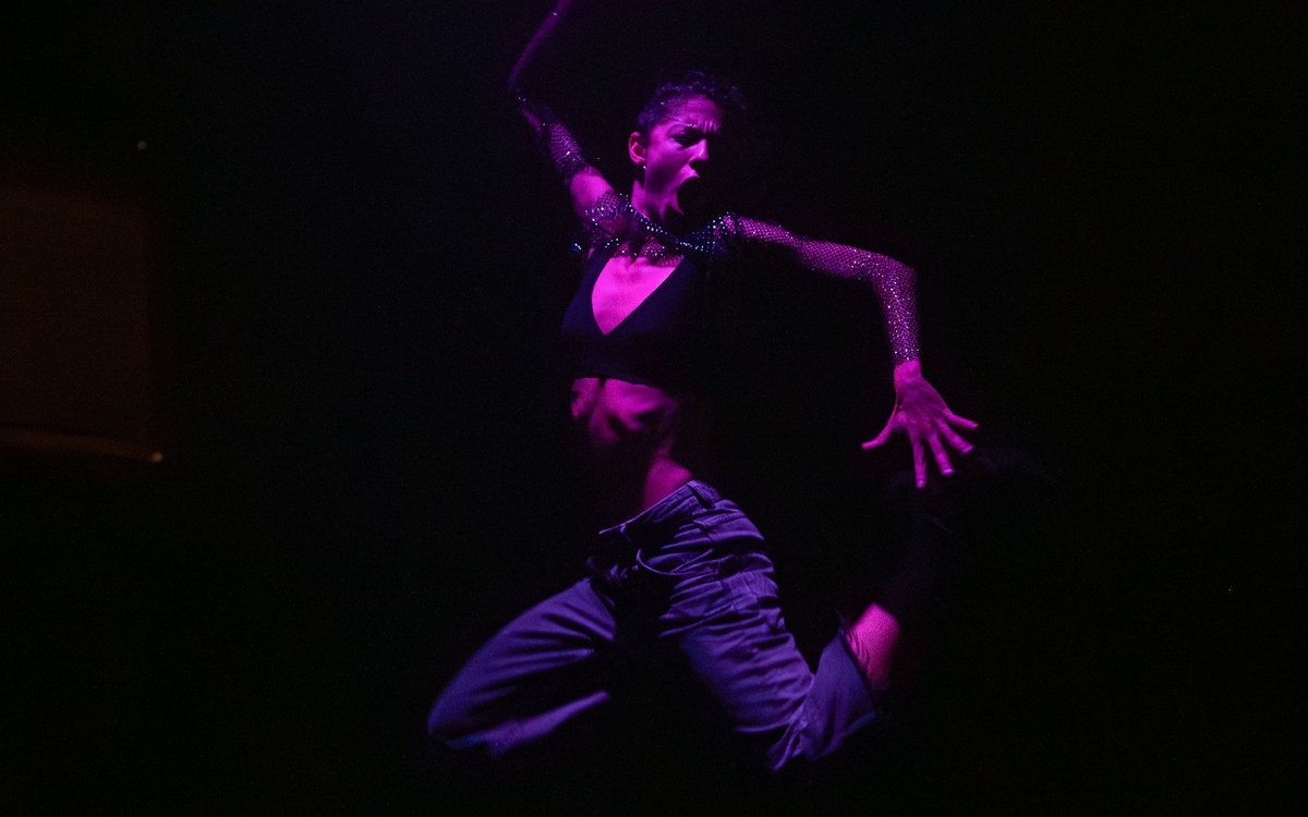 Performance d'Erica Bravini, danseuse et interprète, 𝘍𝘈𝘓𝘓𝘌𝘕 𝘈𝘕𝘎𝘌𝘓𝘚 de Michael Incarbone, dans le cadre du festival JUNE EVENTS 2026.
