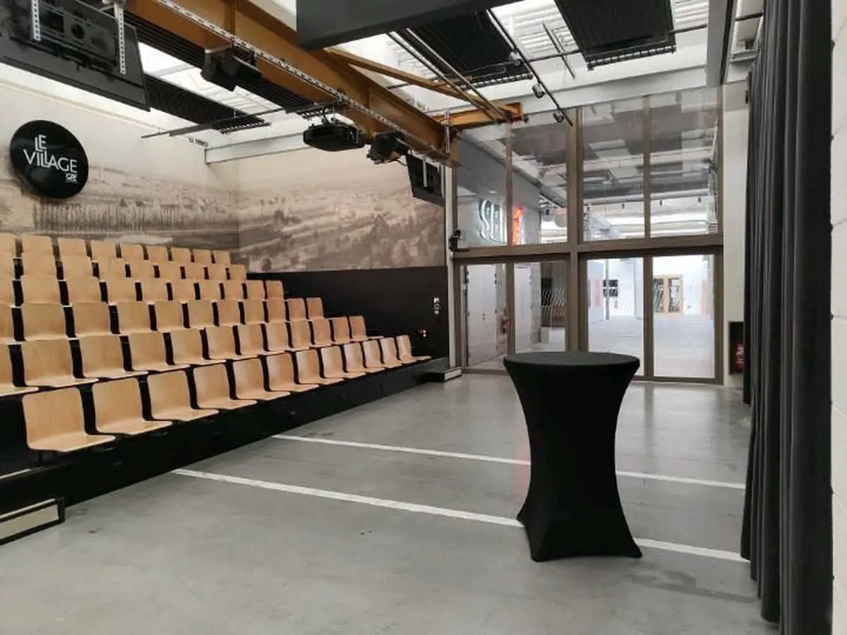 L’amphithéâtre baptisé « Le Village » propose un espace de 80 m² doté de 74 places assises en gradins.
