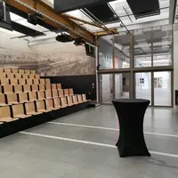 L’amphithéâtre baptisé « Le Village » propose un espace de 80 m² doté de 74 places assises en gradins. © Mathilde Bourgain