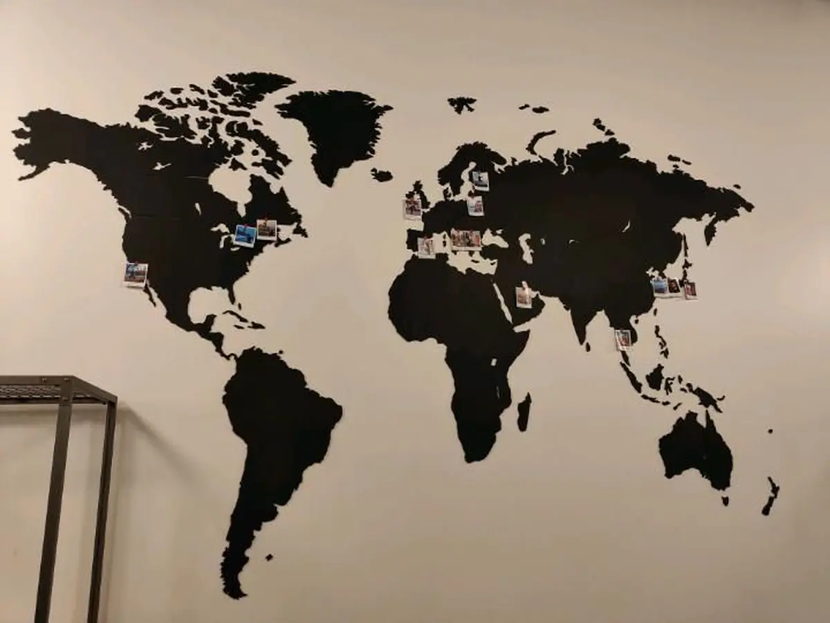 Les étudiants affichent les destinations de leur année à l'étranger sur une carte murale.