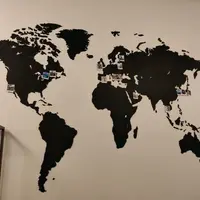 Les étudiants affichent les destinations de leur année à l'étranger sur une carte murale. © Mathilde Bourgain