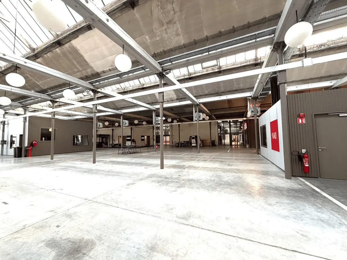 Les sheds impressionnent par leurs dimensions et leur caractère brut.