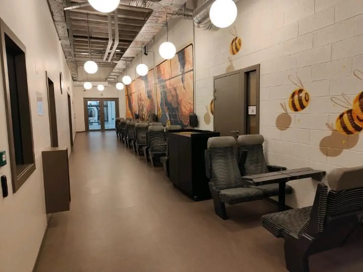 La SNCF a offert de véritables sièges de train à KMØ.