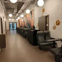 La SNCF a offert de véritables sièges de train à KMØ. © Mathilde Bourgain