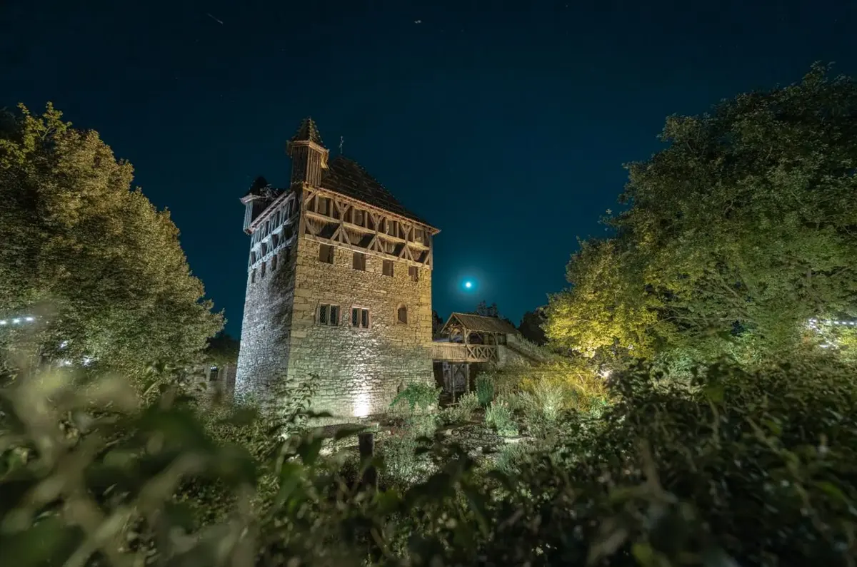 Découvrez sous un autre jour les lieux emblématiques, comme ici la maison forte de Mulhouse