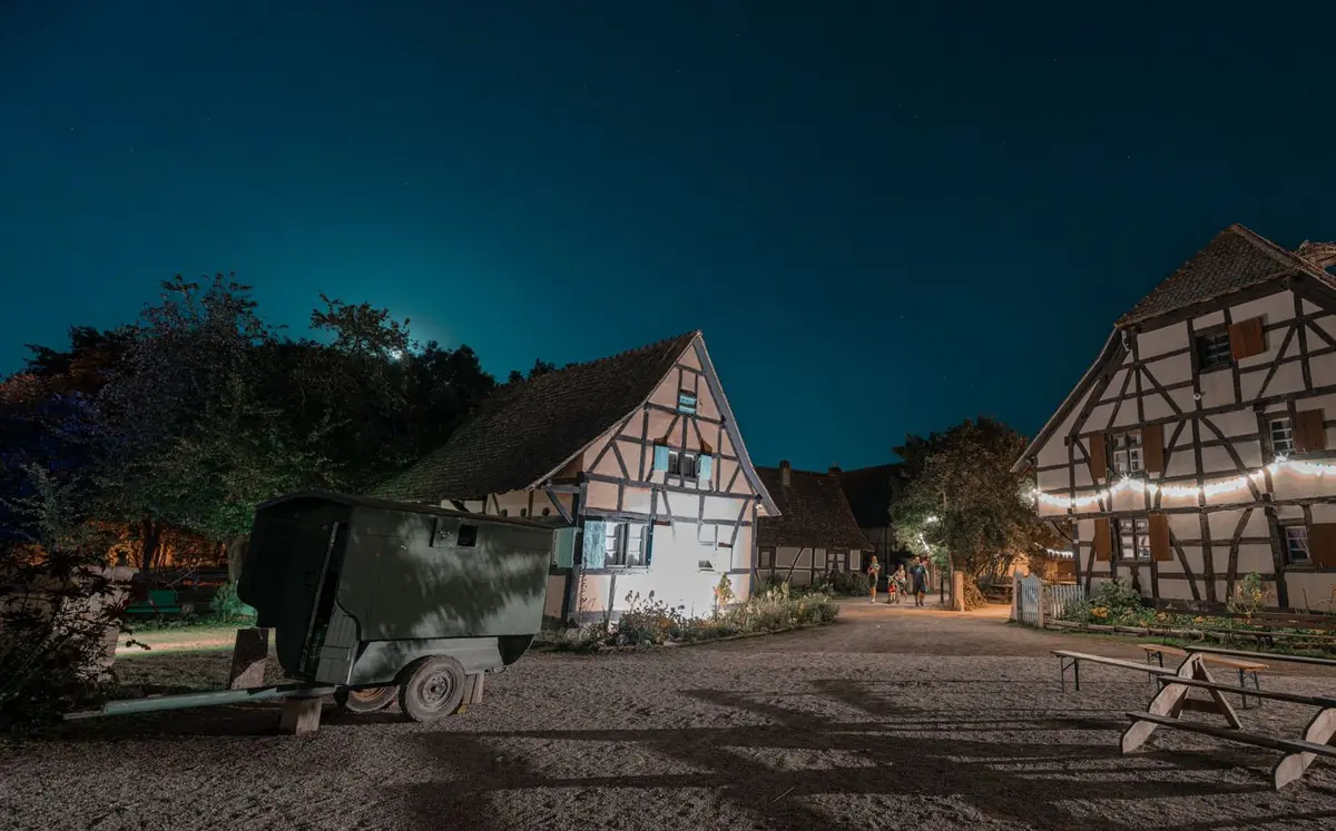 Allez à la rencontre des suspects au coeur du village