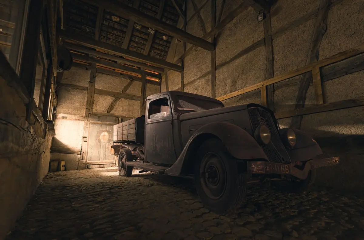 Hans est retrouvé mort sur son camion... Qui est le coupable ?