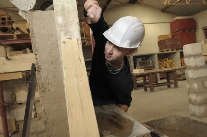 Un apprenti en formation maçon au centre AFPA de Colmar