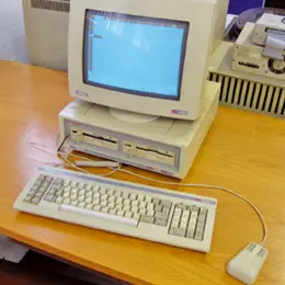 Match : L'Amstrad PC 15-12 vs. La tablette moderne