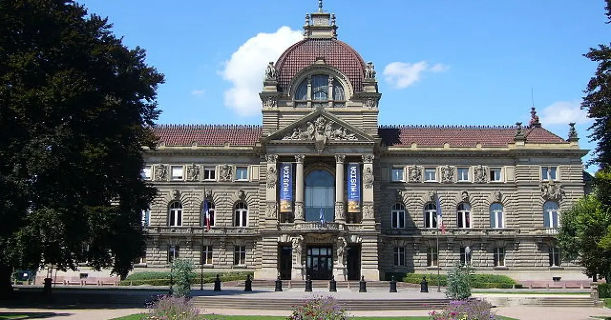 L'ancien palais de l'empereur d'Allemagne regarde de front le Palais Universitaire
