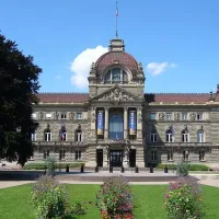 L'ancien palais de l'empereur d'Allemagne regarde de front le Palais Universitaire &copy; Jonathan Martz