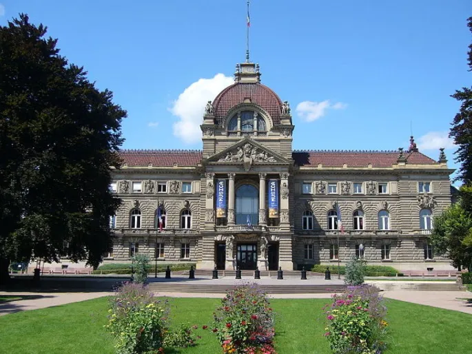 L\'ancien palais de l\'empereur d\'Allemagne regarde de front le Palais Universitaire