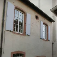 L'ancienne synagogue de Pfaffenhoffen se cache derrière une façade très sobre &copy; Olivier Lévy