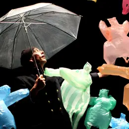 L'Après-midi d'un Foehn de Phia Ménard, un spectacle visuel en famille aux Fuseaux