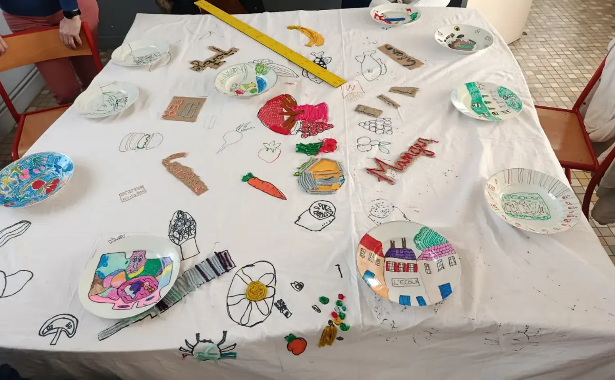 L'art dans l'assiette : broderie, cuisine et céramique