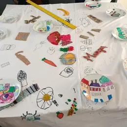 L'art dans l'assiette : broderie, cuisine et céramique