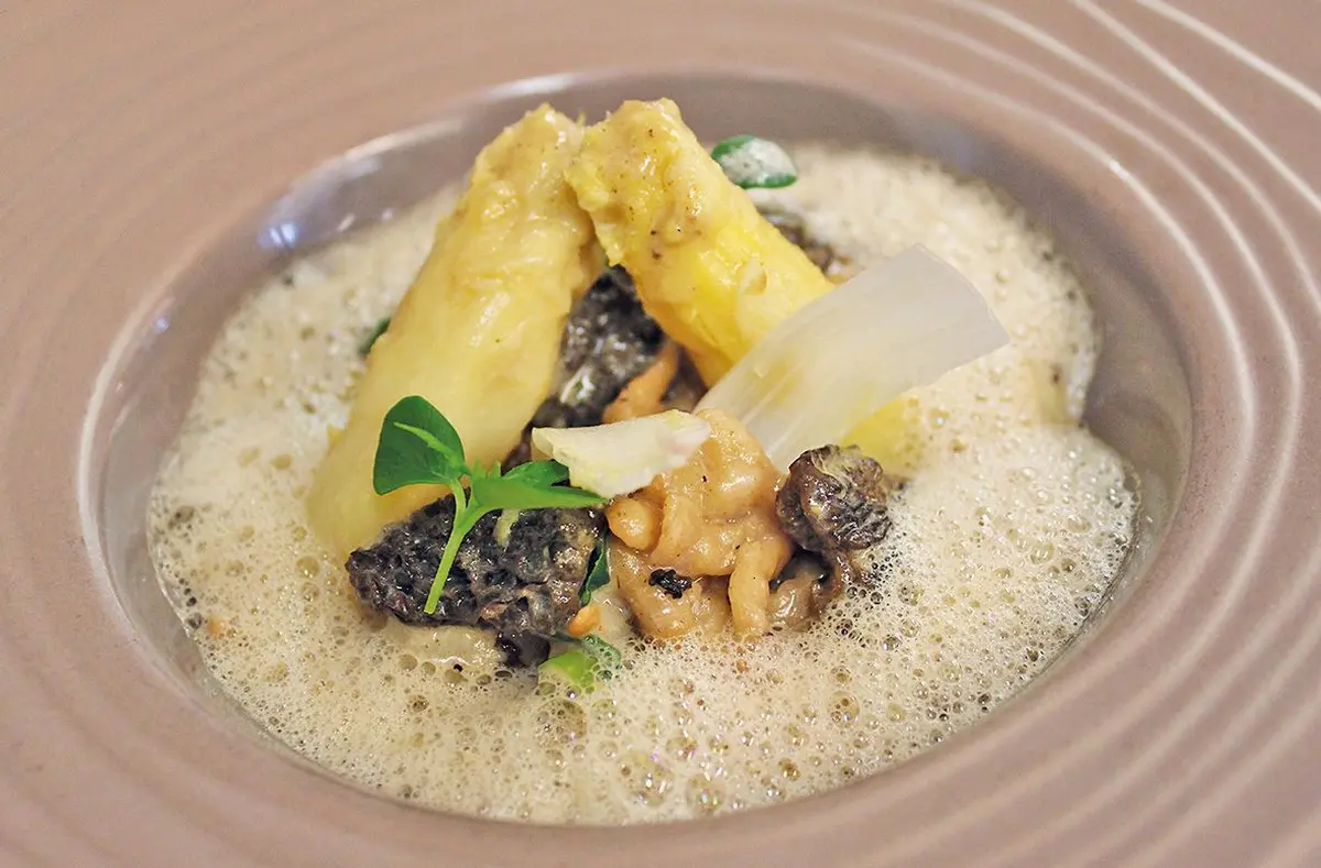 Un plat gastronomique avec de l'asperge, par l'étoilé Laurent Arbeit