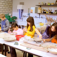 Les enfants dans l'atelier du potier de l'Espace 110 à Illzach en Alsace &copy; Droits réservés