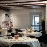 Les tables de l'Auberge du Cheval Blanc n'attendent que vous &copy; Lucas Muller Lukam