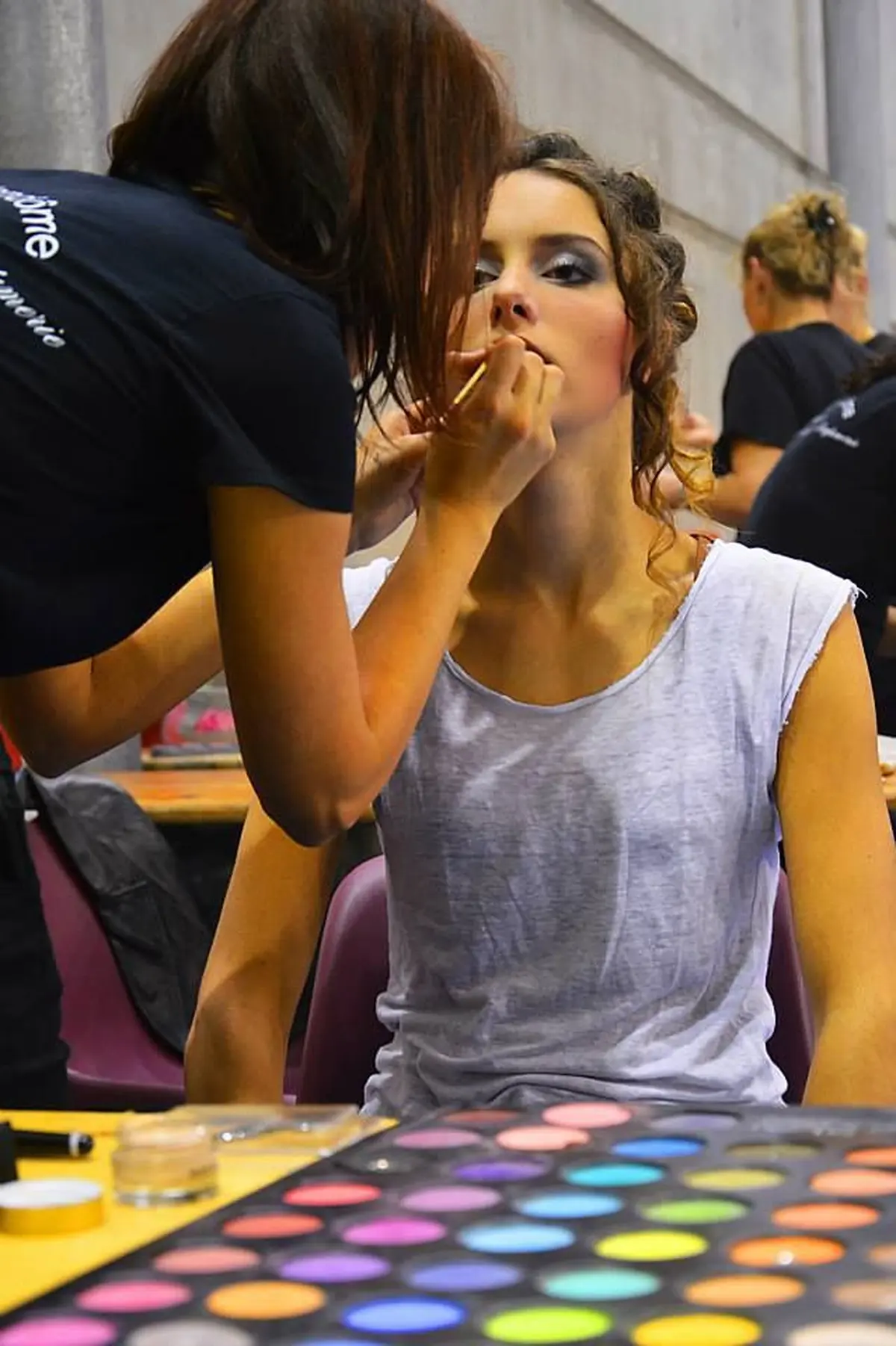 En pleine séance de maquillage