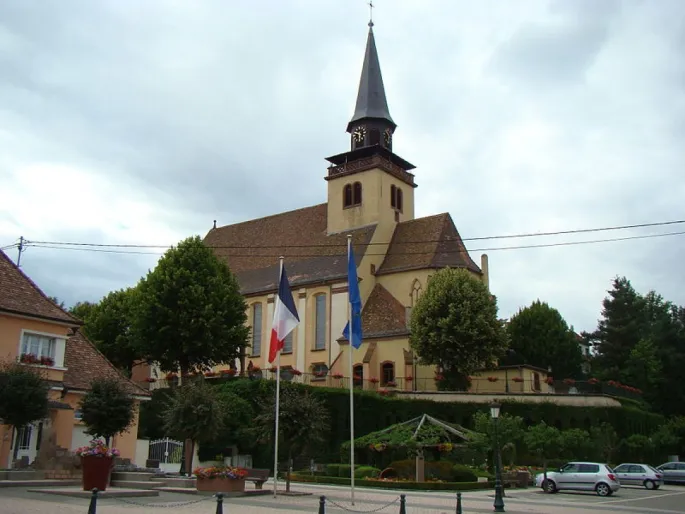 L\'église paroissiale de la Très Sainte Trinité domine le village de Lautenbourg en Alsace, dans le Bas-Rhin