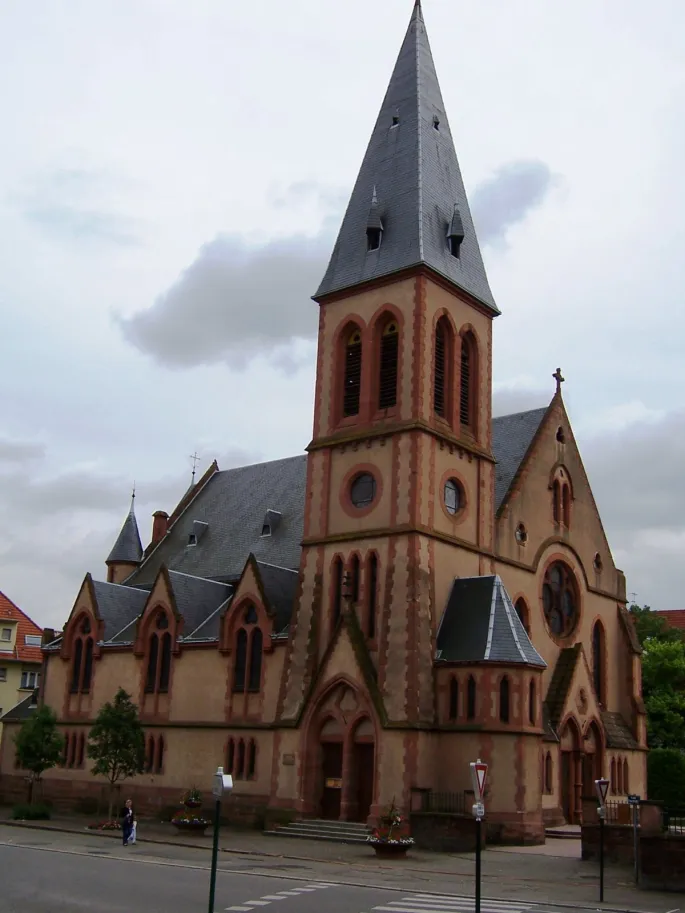 L\'église protestante de Haguenau se situe en face du musée historique de la ville