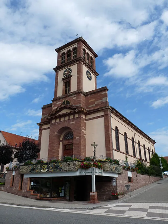 L\'église Saint-Michel se situe dans la commune de Soufflenheim, juste derrière l\'Office de Tourisme