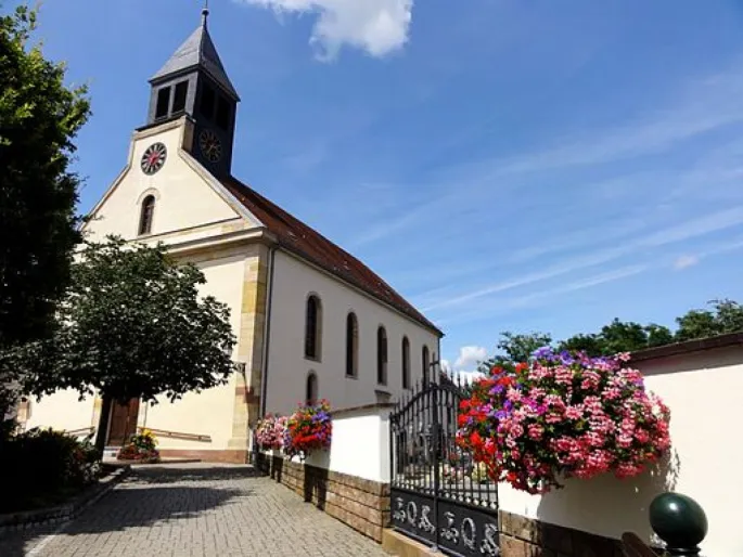 L\'église Saint Pantaléon domine la commune de Munchhausen