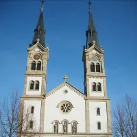 L'église Saint Symphorien d'Illkirch se trouve au centre de la commune, à proximité de l'avenue Messmer &copy; Jaroslaw Komar via Wikimedia Commons