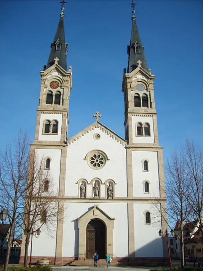 L\'église Saint Symphorien d\'Illkirch se trouve au centre de la commune, à proximité de l\'avenue Messmer