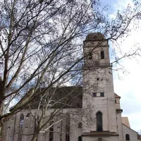 L'église Ste Madeleine a dû être reconstruite après les bombarement de 1944 &copy; Robert Cutts