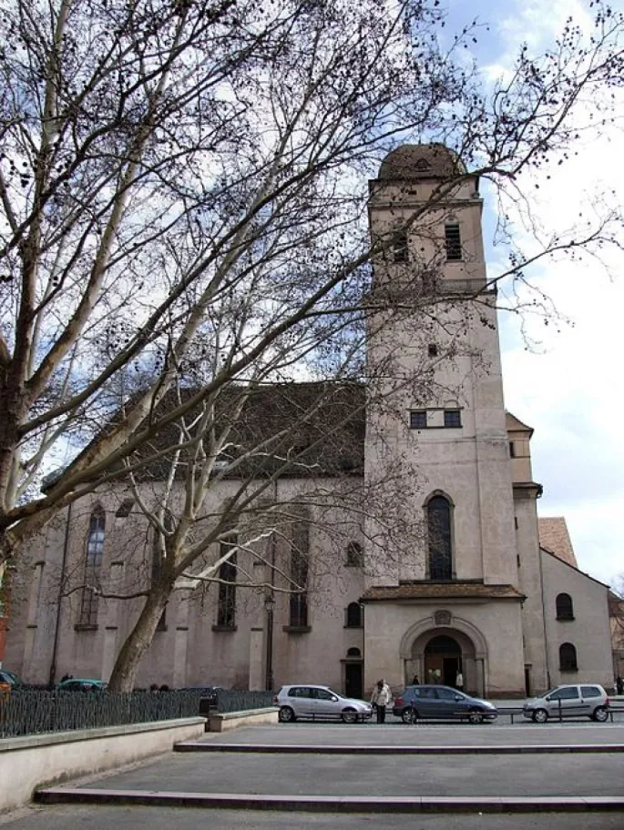 L\'église Ste Madeleine a dû être reconstruite après les bombarement de 1944