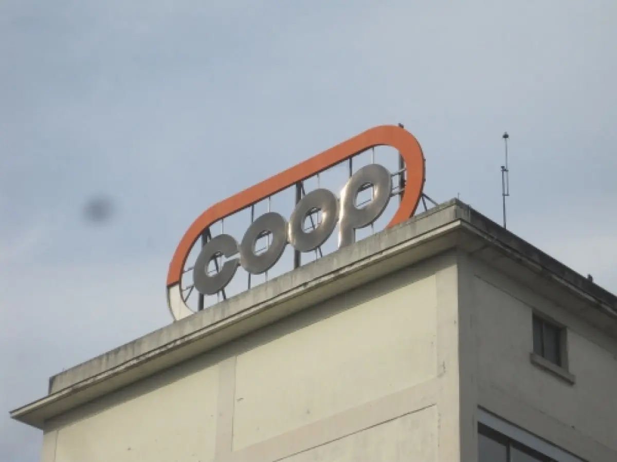 L'enseigne des magasins Coop trone encore sur les bâtiments du Port du Rhin à Strasbourg, peu à peu délaissés par la marque