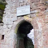 L'entrée du château, avec la plaque de Goethe DR