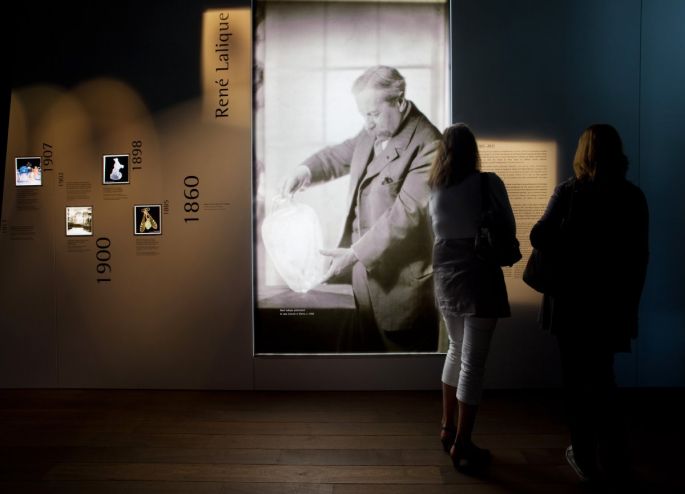 L\'entrée du musée est consacrée à la vie du fondateur de l\'entreprise René Lalique