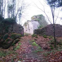 L'entrée Sud du château possède des remparts accolés à la roche environnante &copy; Pethrus