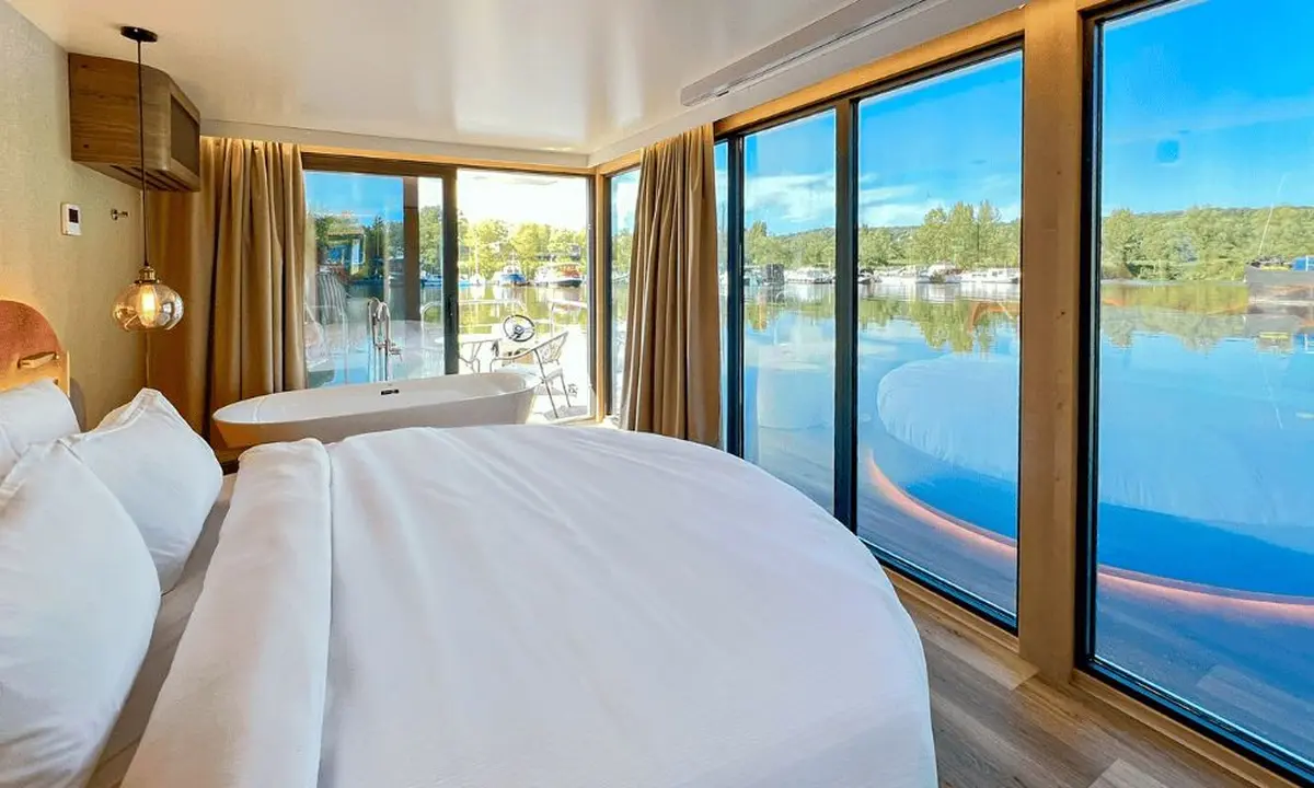 L'Escale Royale : des suites flottantes insolites s'installent à Torcy
