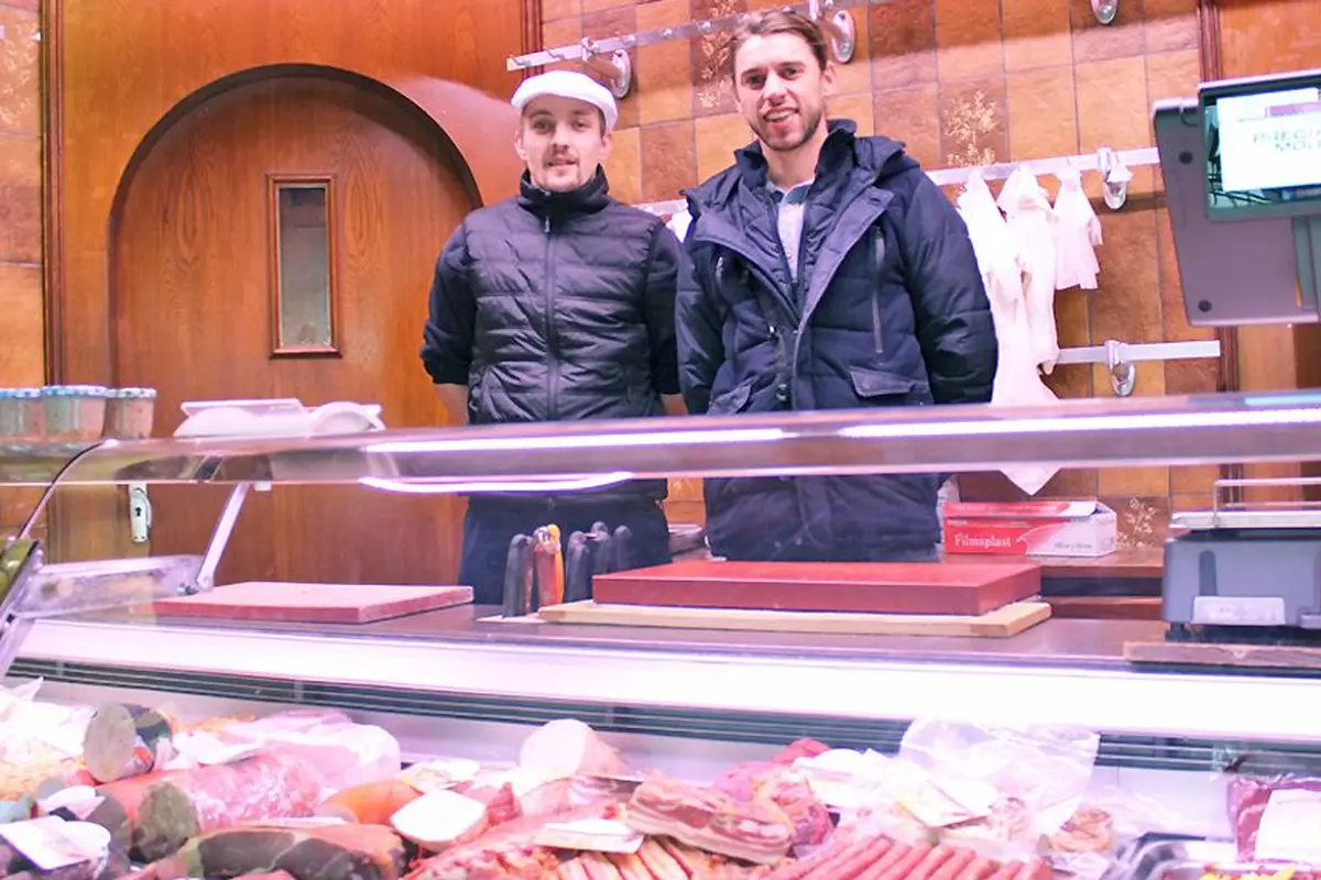 Jean-Louis Mona en compagnie de son boucher, Nicolas