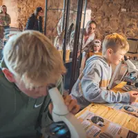 Apprenez en plus sur les rapaces dans la salle pédagogique &copy; Pierre Defontaine ARTGE