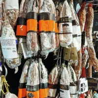 Des saucissons vous attendent côté épicerie à l'Etiquette à Mulhouse DR