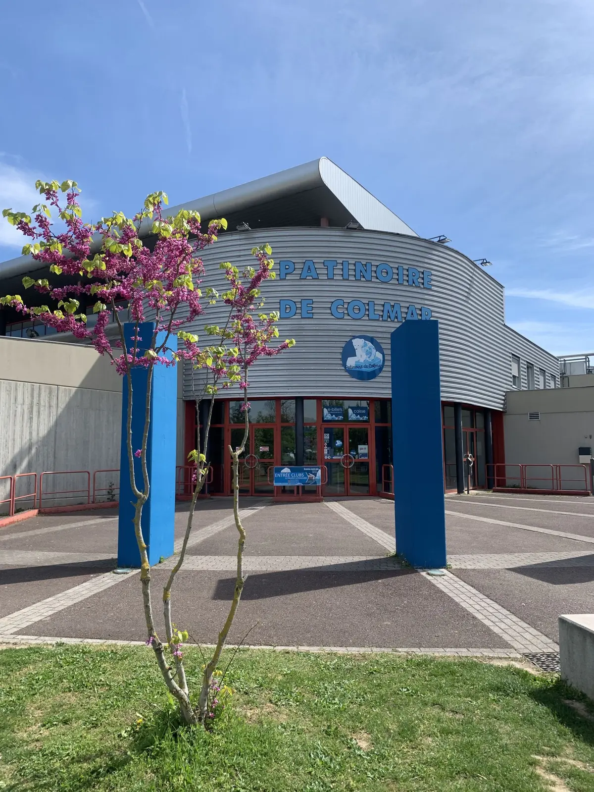 L'extérieur de la patinoire de Colmar 