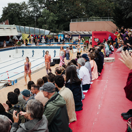 L'heure du bain : Battle de danse par la boom électro dans la piscine