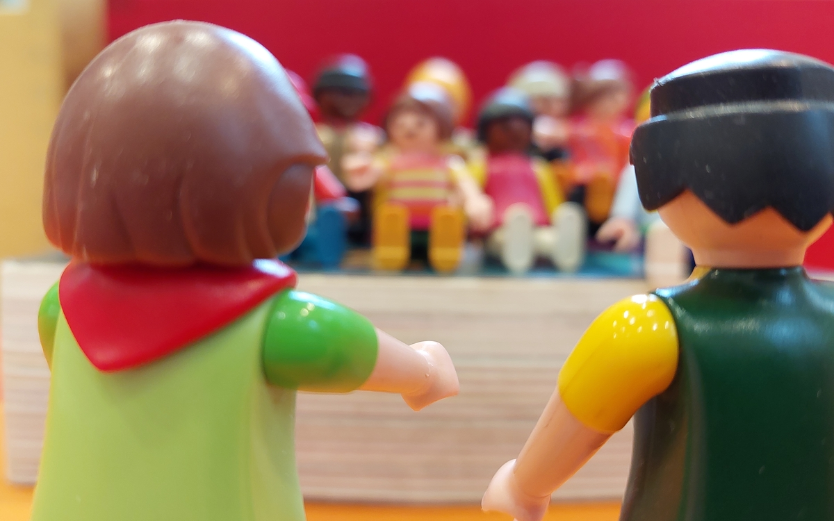 playmobils racontant des histoires à un public d'enfants