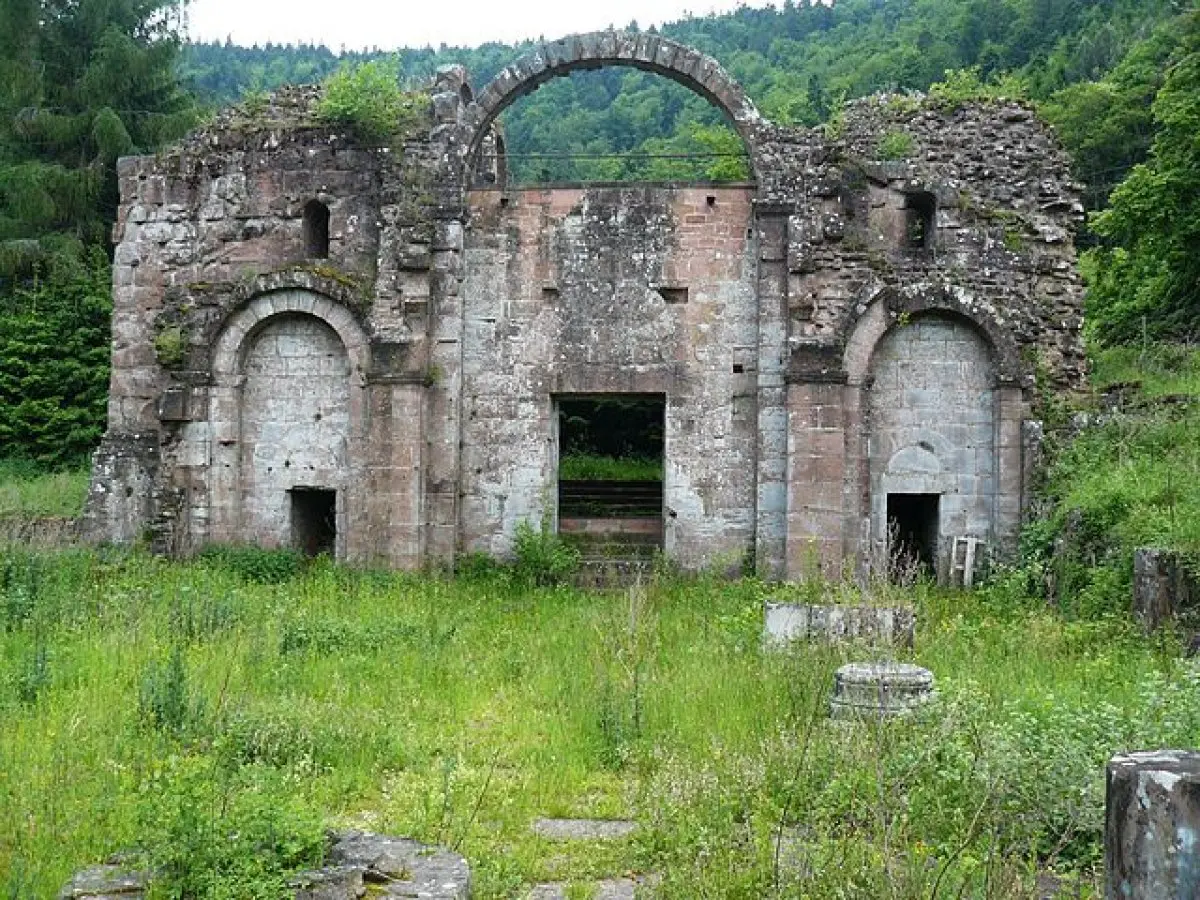 L'imposante façade de l'église de l'abbaye