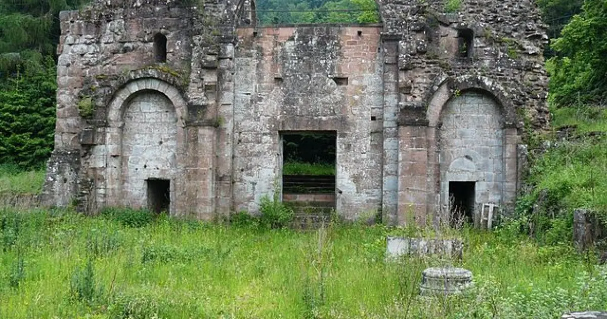 L'imposante façade de l'église de l'abbaye