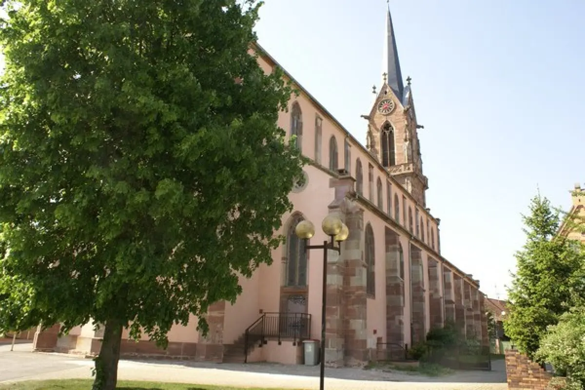 L'imposante flèche de l'église Saint Etienne de Mackenheim lui vaut son surnom de Cathédrale du Ried